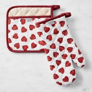 Williams Sonoma Heart Oven Mitt Set- brand spankin’ new!